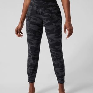 Athleta salutation joggers NWT